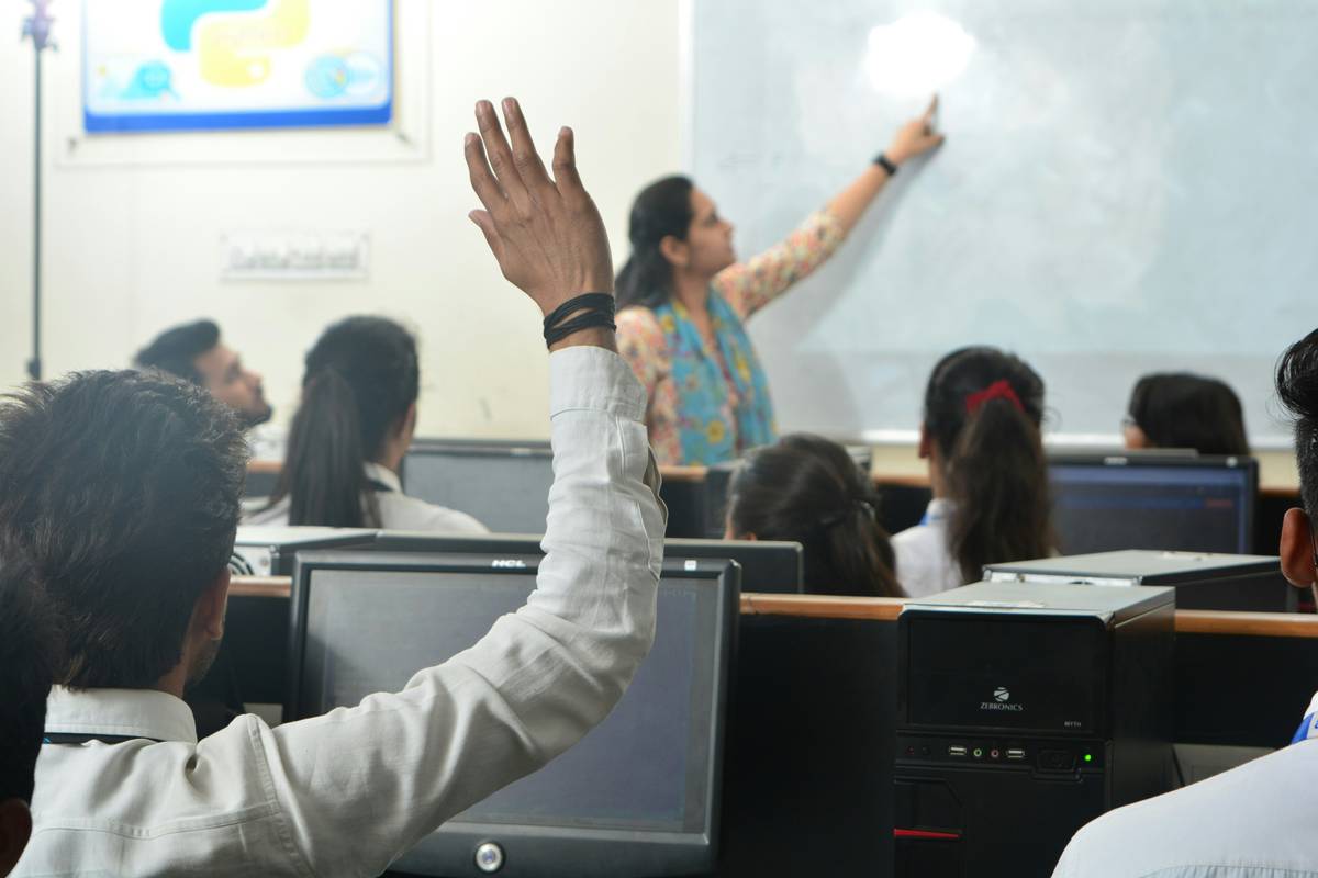How IoT Devices in Education Are Transforming Online Learning (Without Breaking the IT Budget)